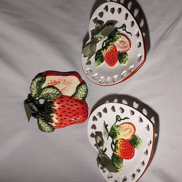 Strawberry Design Hanging Wall Decorations Heart Plates and Large Strawberry - Picture 9 of 9